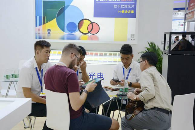 國外客戶了解納宏光電的濾光片產品 國外客戶了解納宏光電的濾光片產品