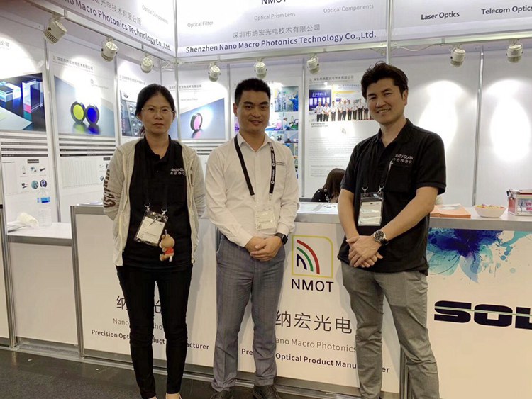 黃宏亮總經(jīng)理合影留念 黃宏亮總經(jīng)理合影留念